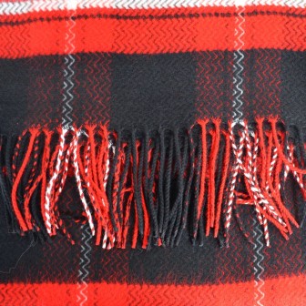 Châle écossais noir et rouge