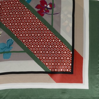 Carré soie 65cm fleurs cadre vert