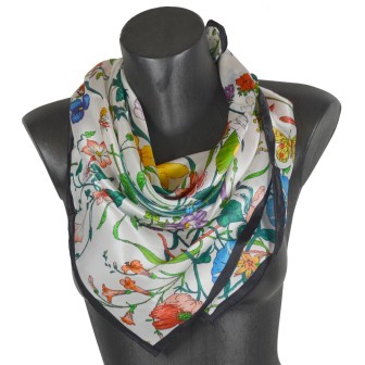 Carré en soie fleurs fond blanc