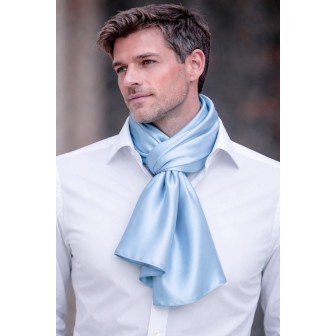 Echarpe en soie bleu-ciel