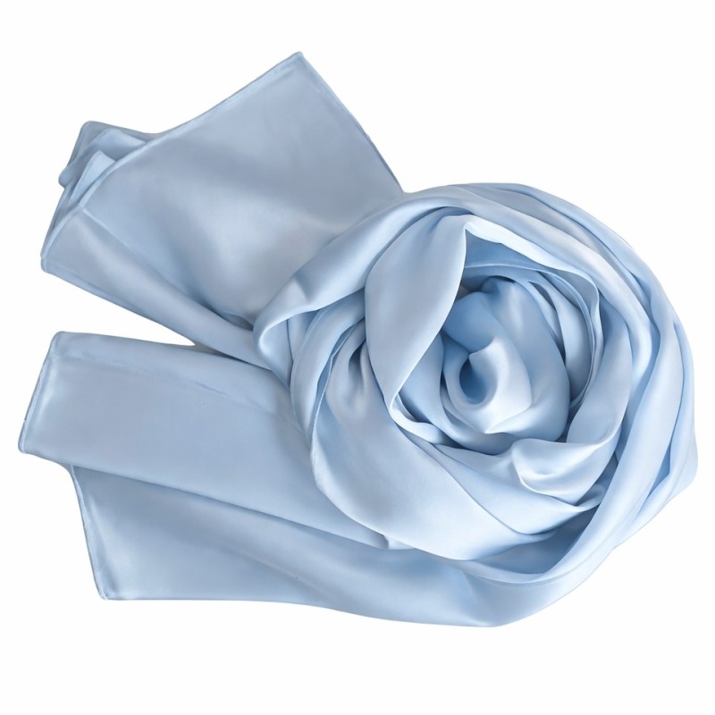 Echarpe en soie bleu-ciel