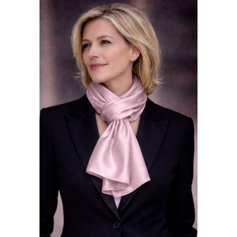Echarpe en soie rose poudré
